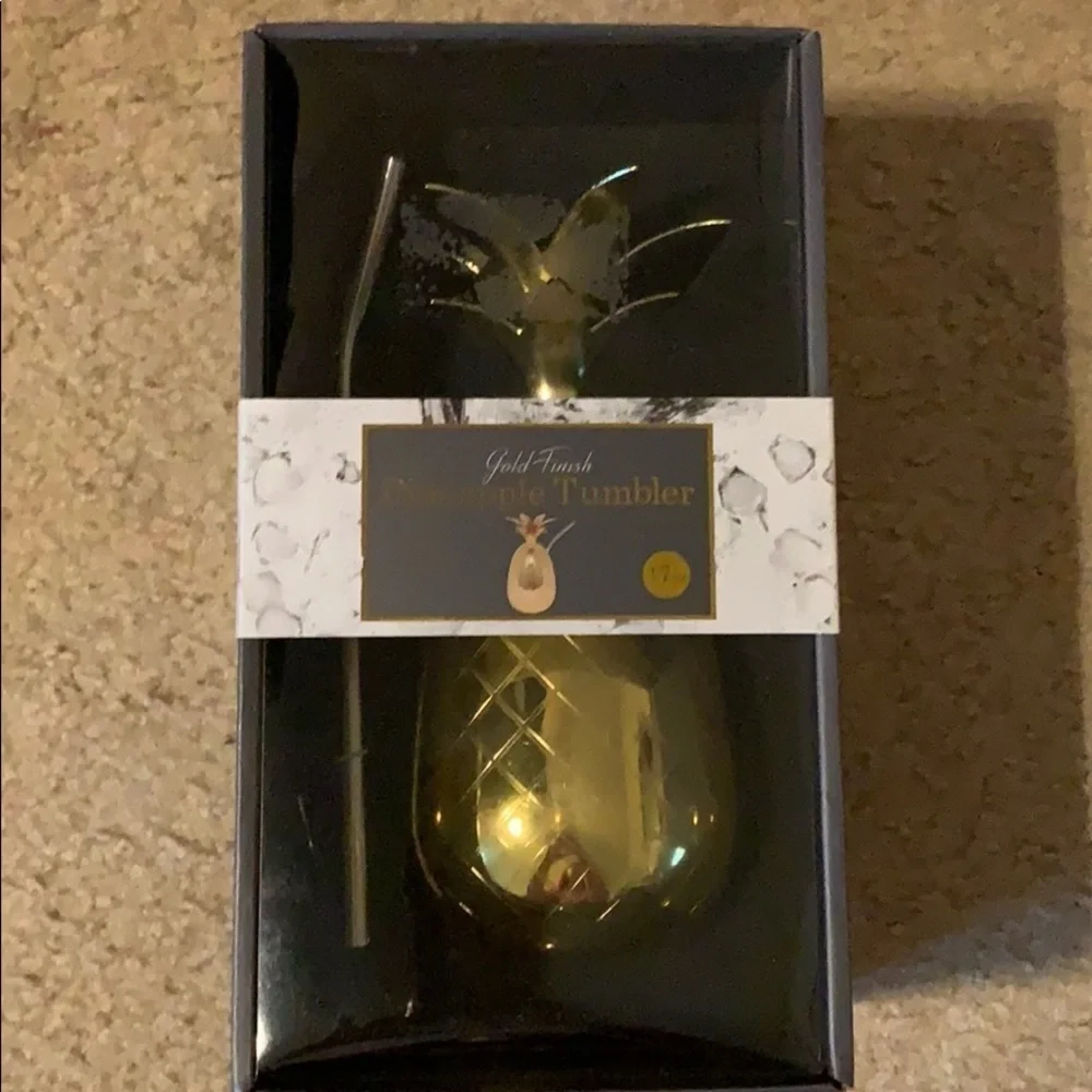 NIB Pineapple Tumbler 17oz